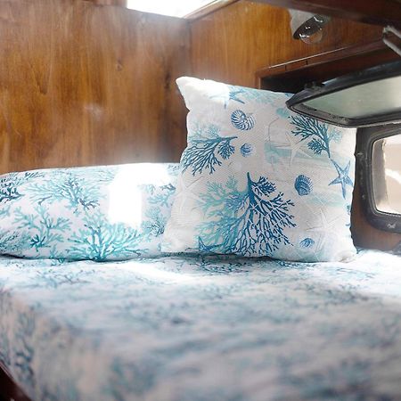 Aloha Jak'S Boat Алассіо Екстер'єр фото