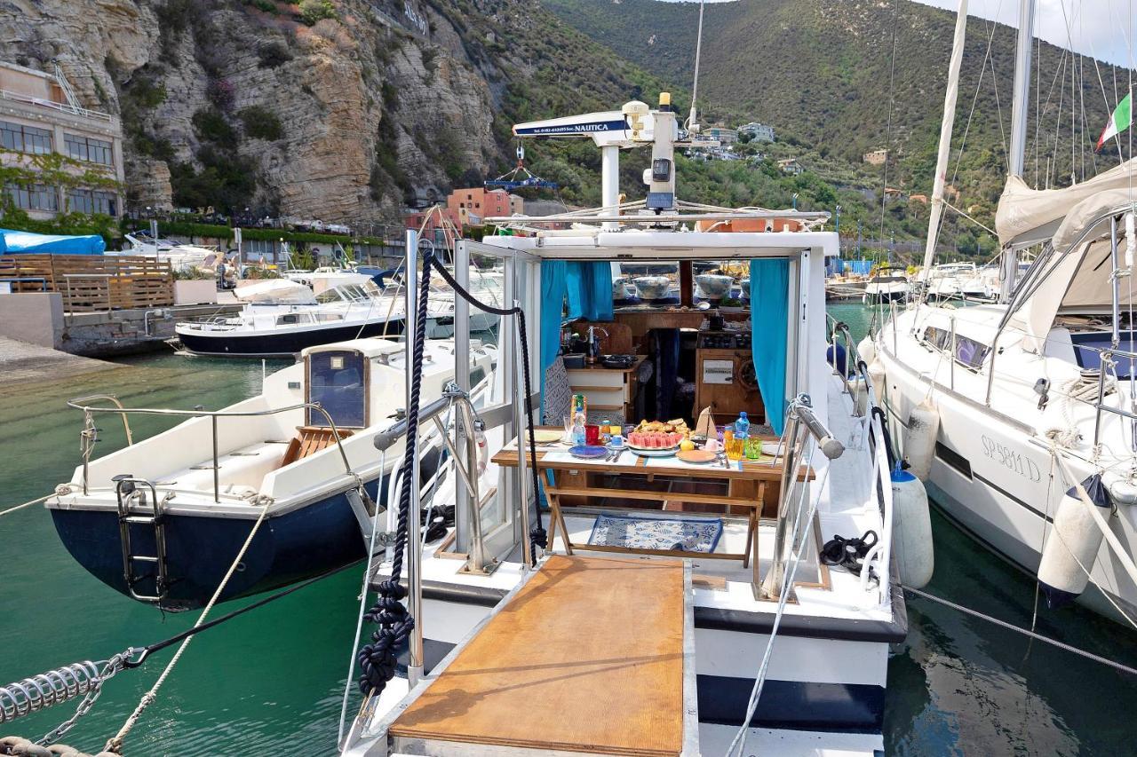 Aloha Jak'S Boat Алассіо Екстер'єр фото